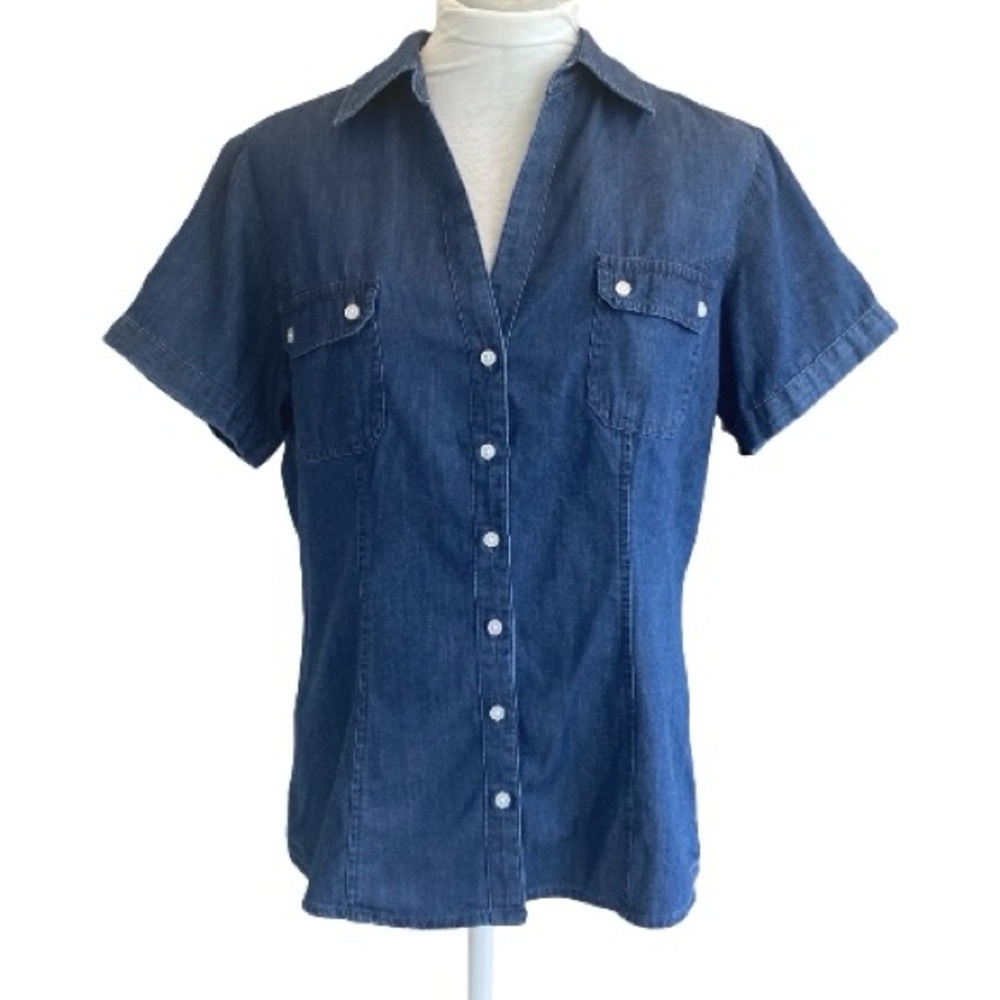 Riders by Lee soft comfy denim short sleeve fitted button up top. Women's size M